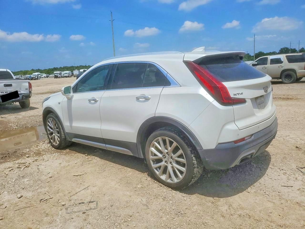 2019 Cadillac Xt4 Premium Luxury - Image 2