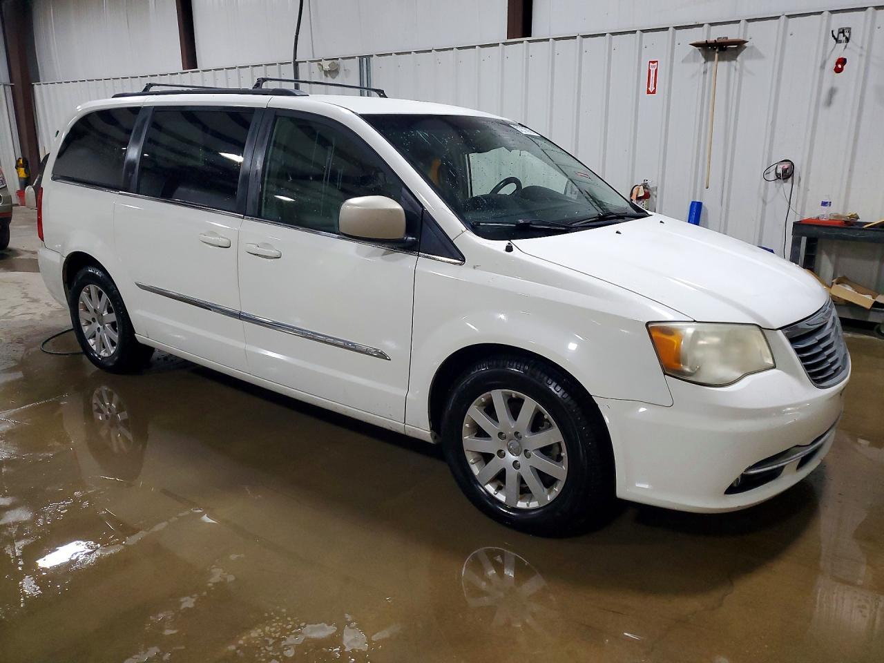 2013 Chrysler Town & Country Touring - Фото 4