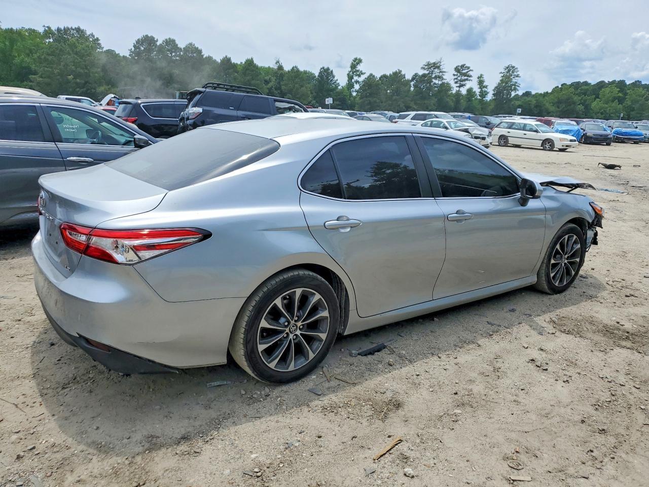 2018 Toyota Camry Le - Image 3