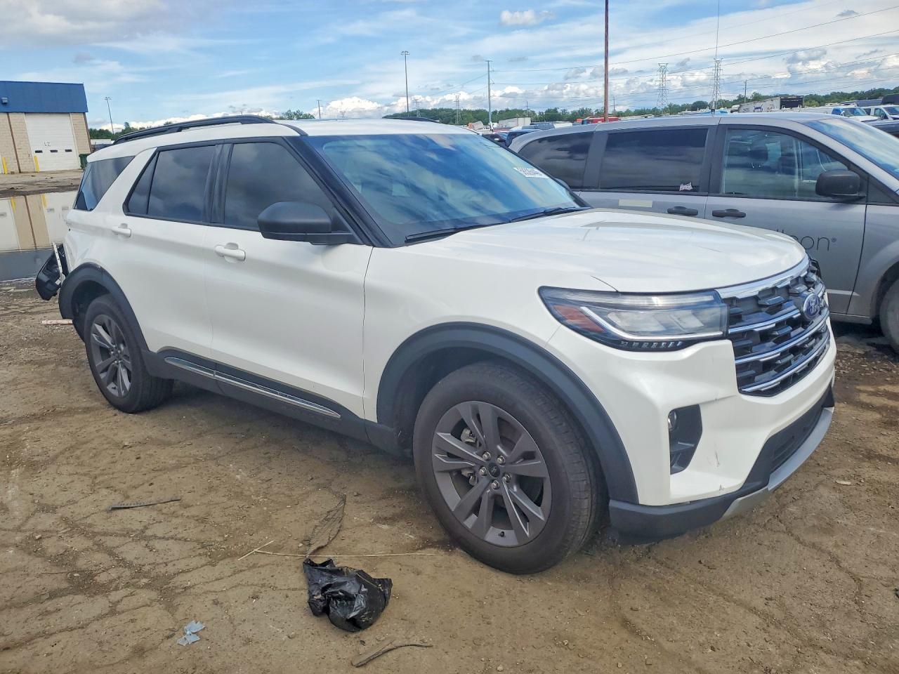 2025 Ford Explorer Active - Image 4