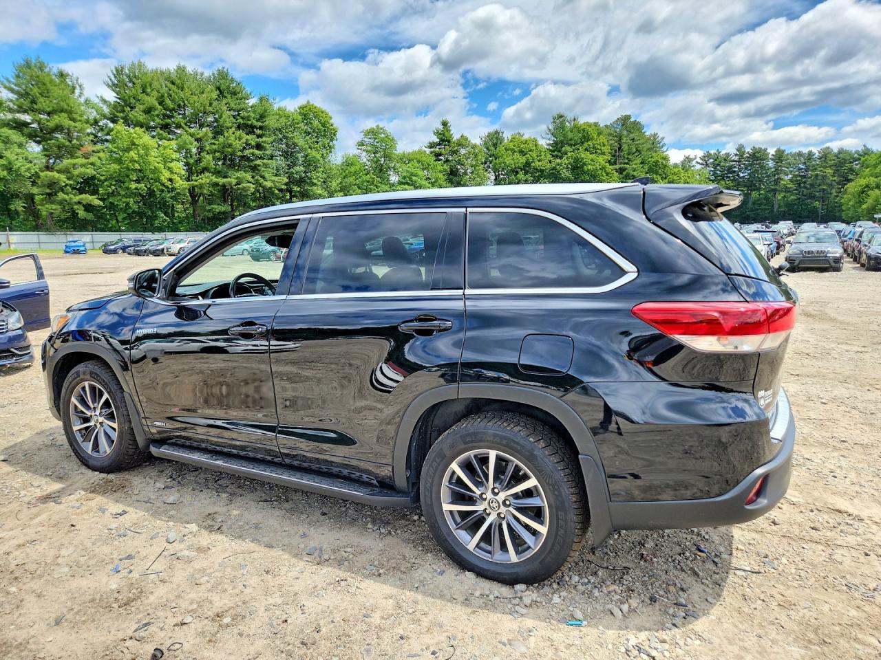 2017 Toyota Highlander Hybrid Xle - Image 2
