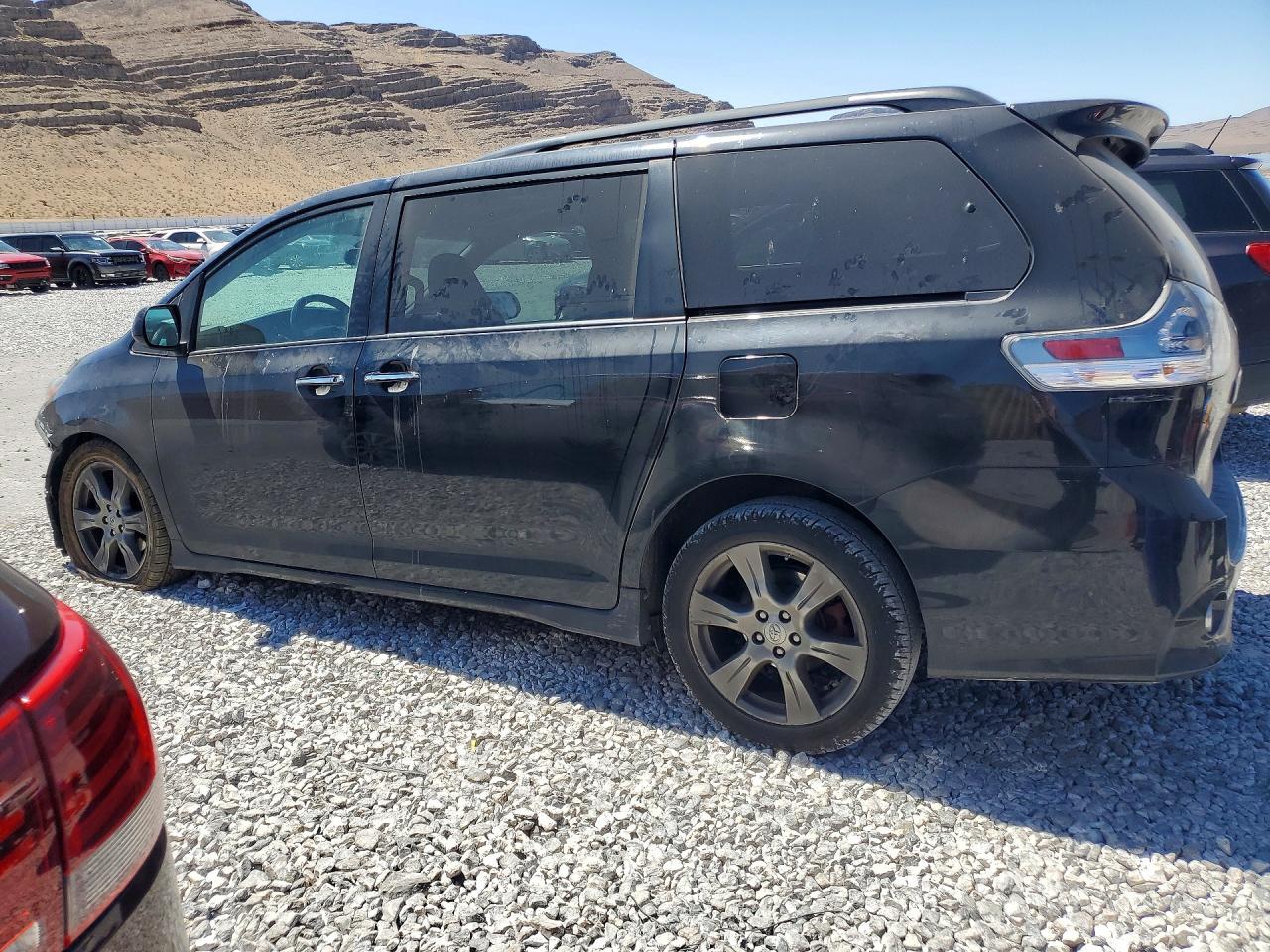 2017 Toyota Sienna Se - Image 2