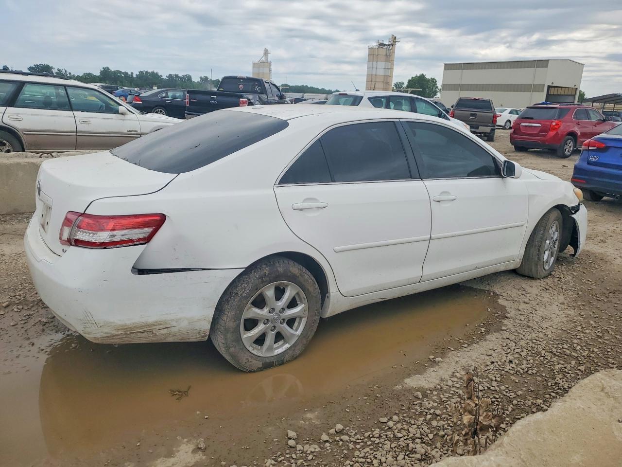 2011 Toyota Camry Le - Image 3