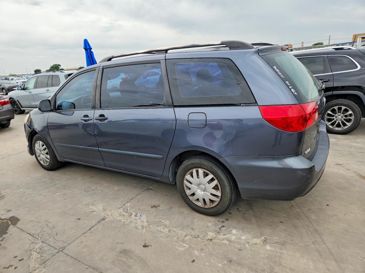 2009 Toyota Sienna Ce 7-Passenger - Фото 2