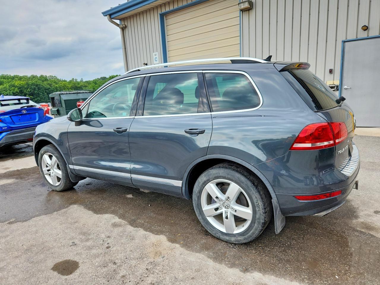 2014 Volkswagen Touareg V6 - Image 2