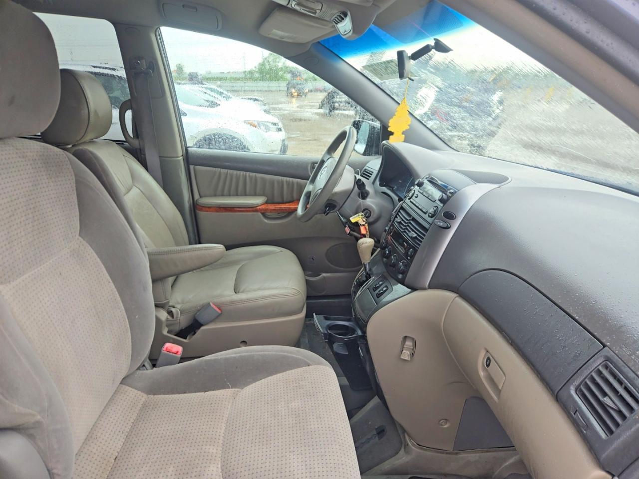 2010 Toyota Sienna Le 8-Passenger - Image 5