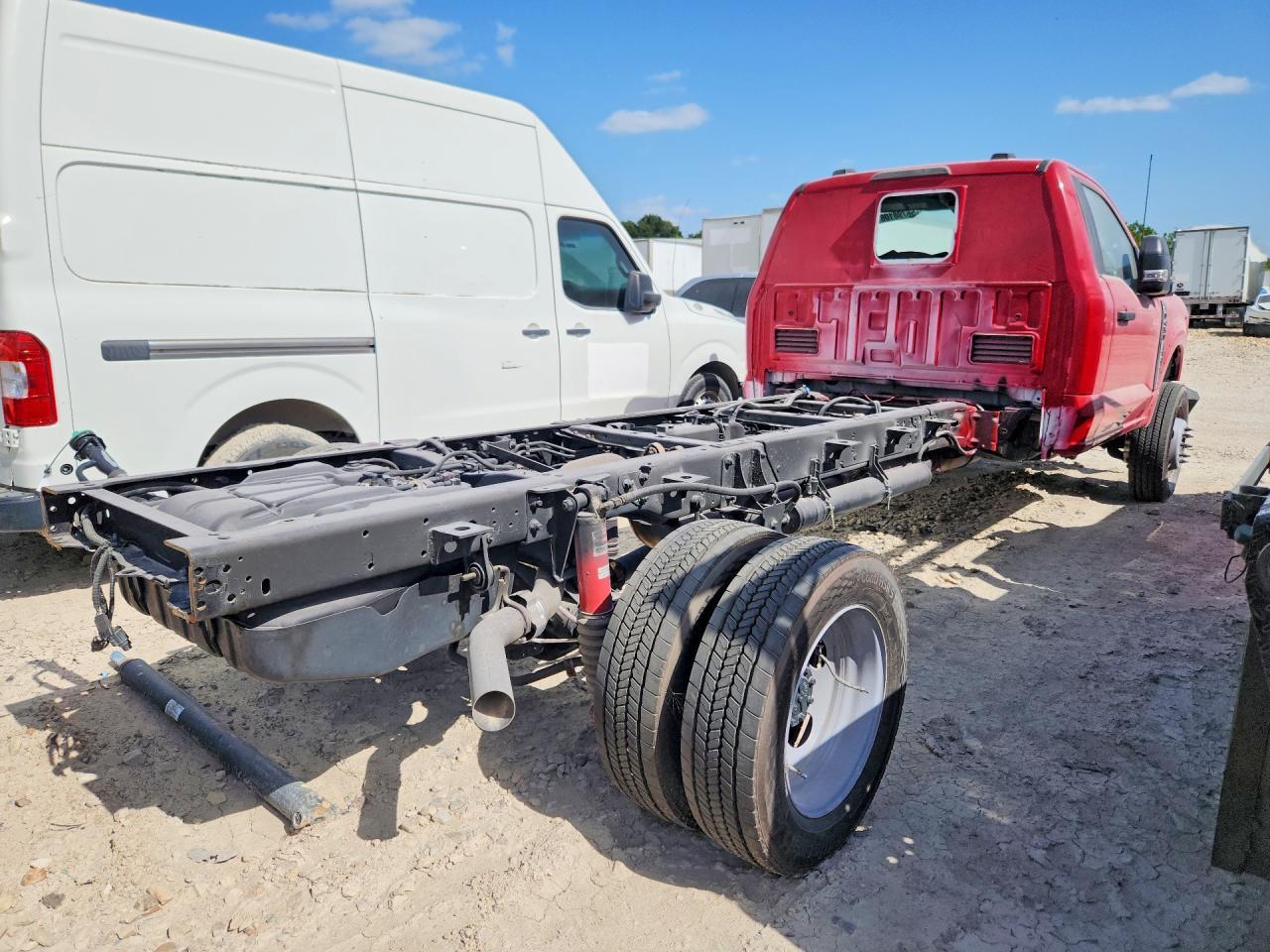 2024 Ford F450 Super Duty - Фото 3