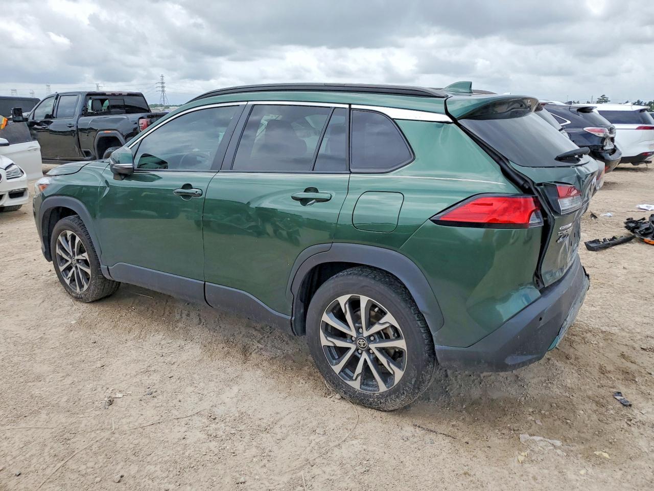 2022 Toyota Corolla Cross Xle - Image 2