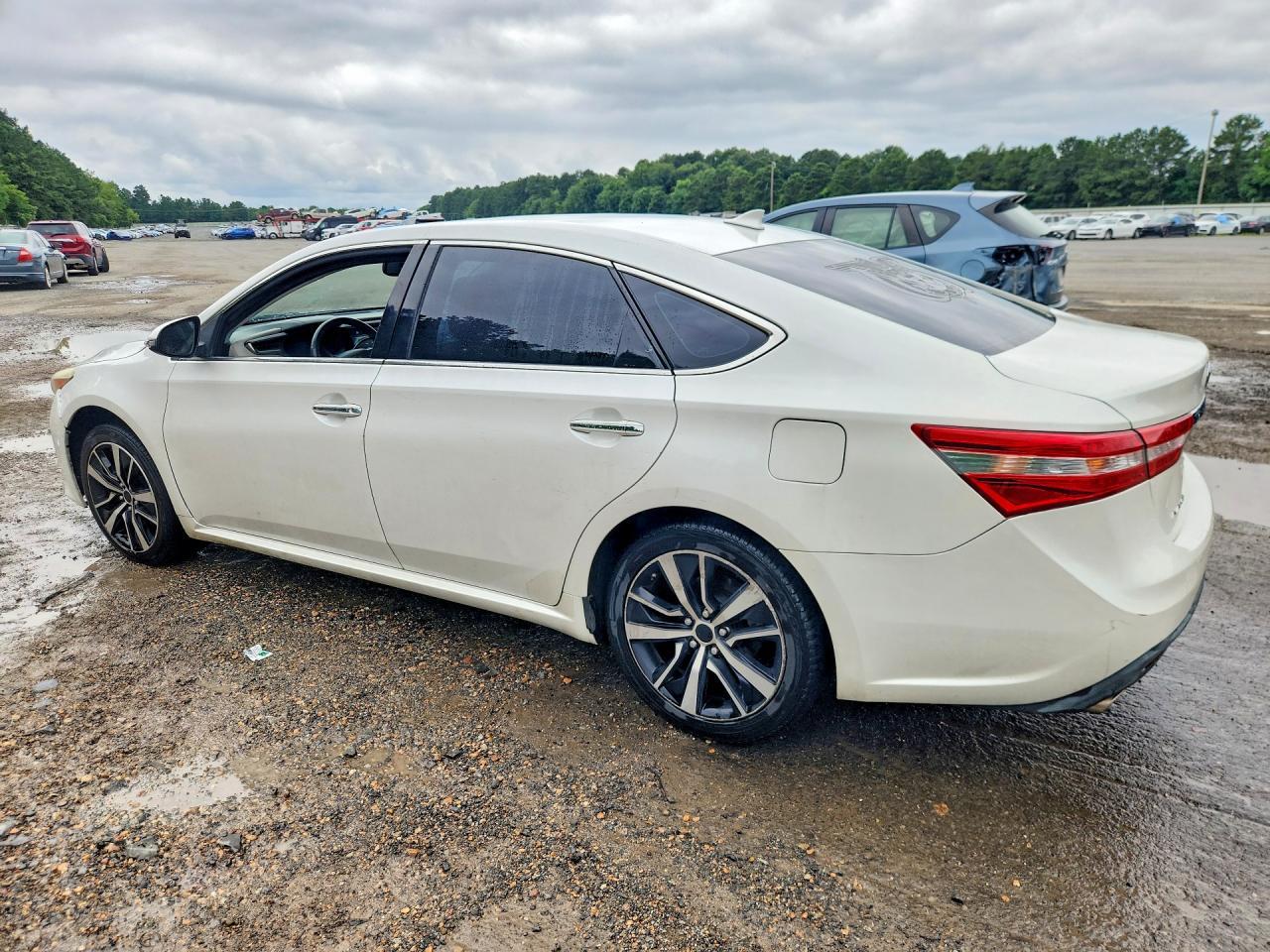 2015 Toyota Avalon Limited - Image 2