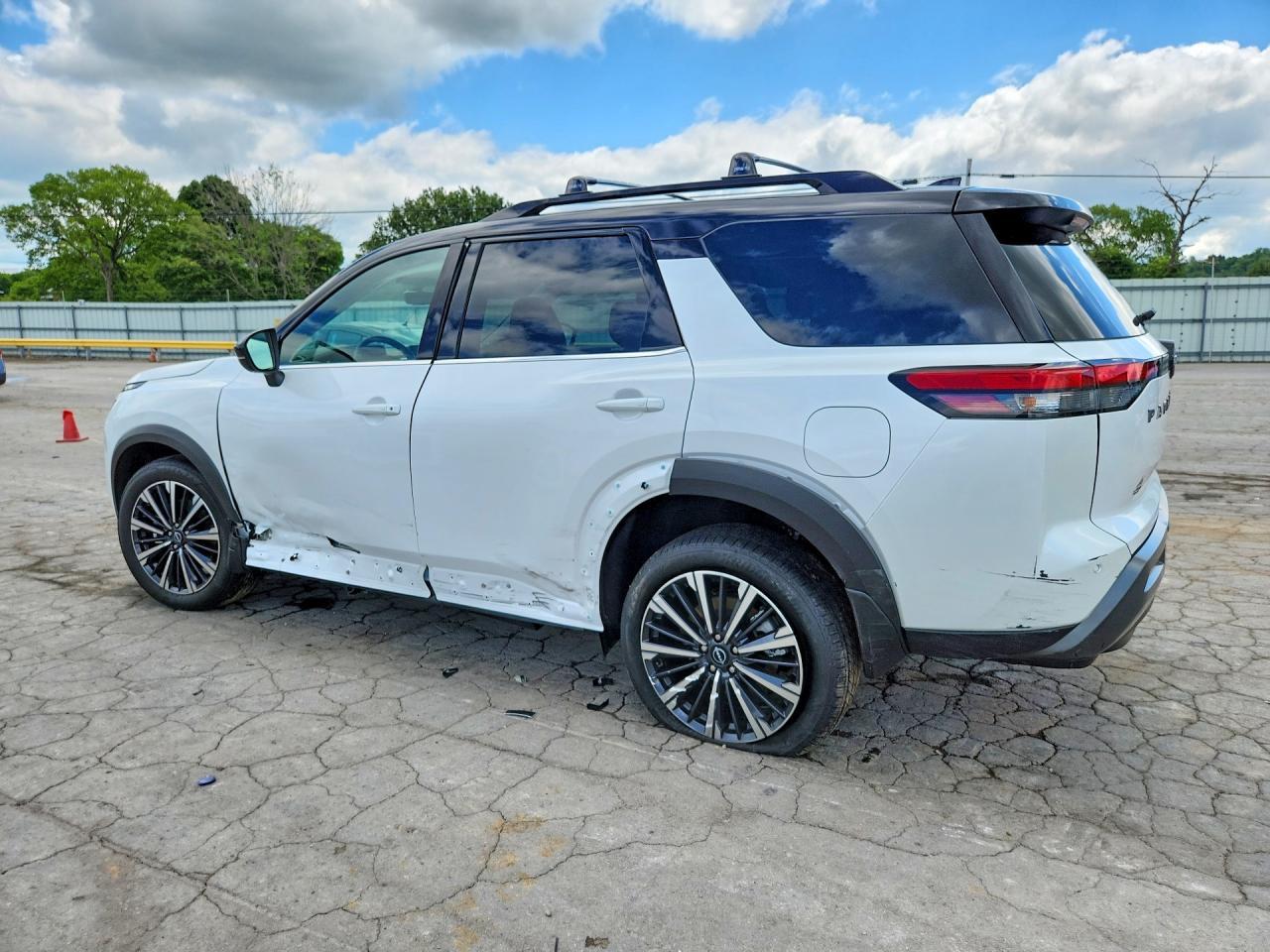 2026 Nissan Pathfinder Platinum - Фото 2