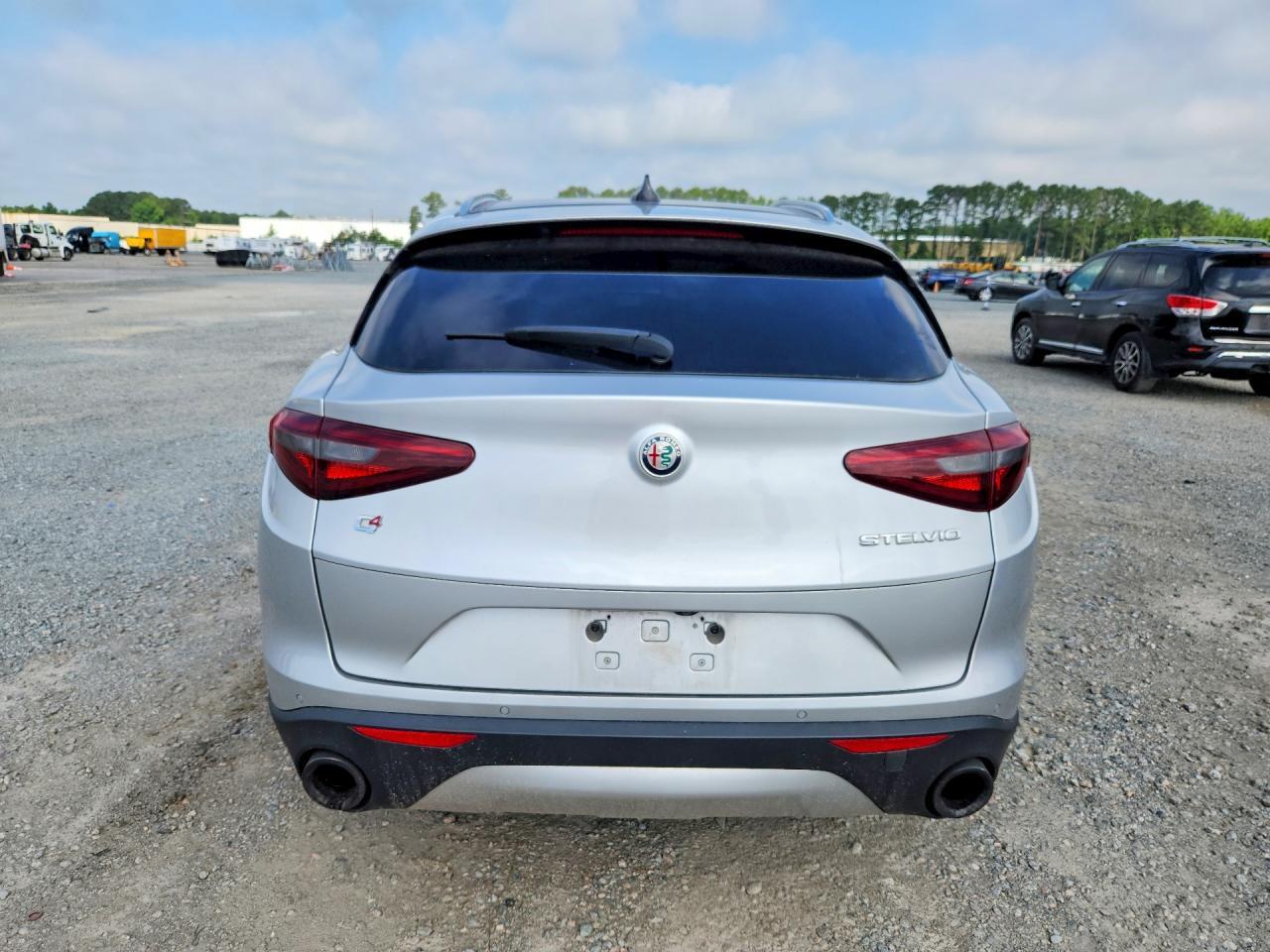 2018 Alfa Romeo Stelvio - Image 6