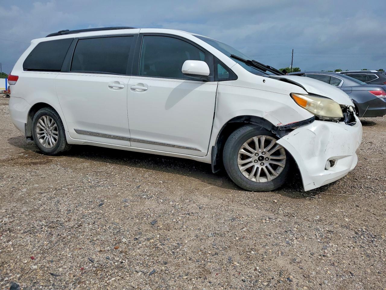 2012 Toyota Sienna Xle 8-Passenger - Image 4