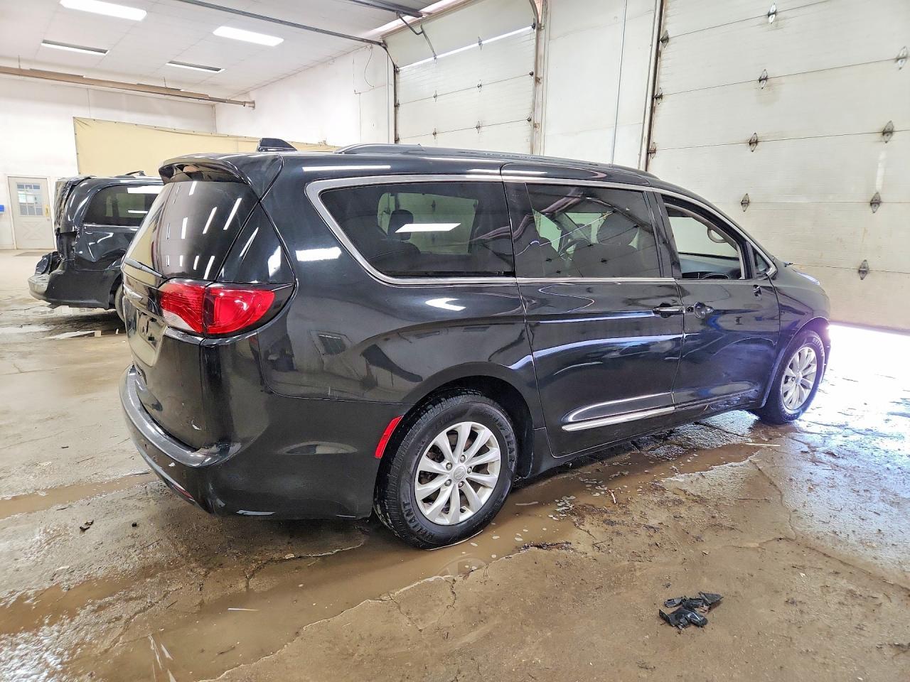 2017 Chrysler Pacifica Touring L - Image 3