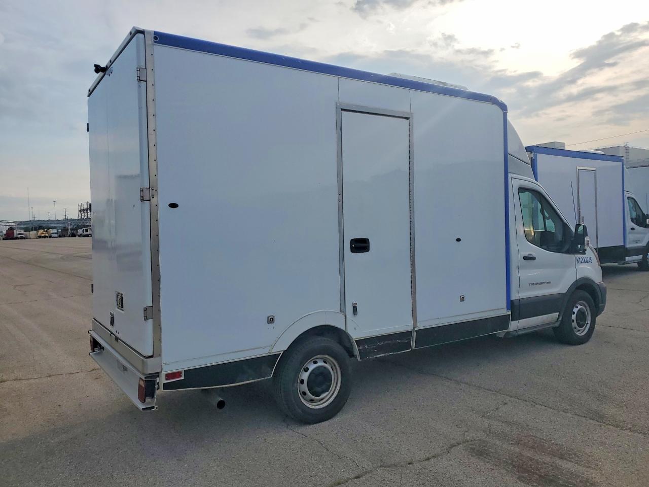 2020 Ford Transit Delivery Truck - Фото 3