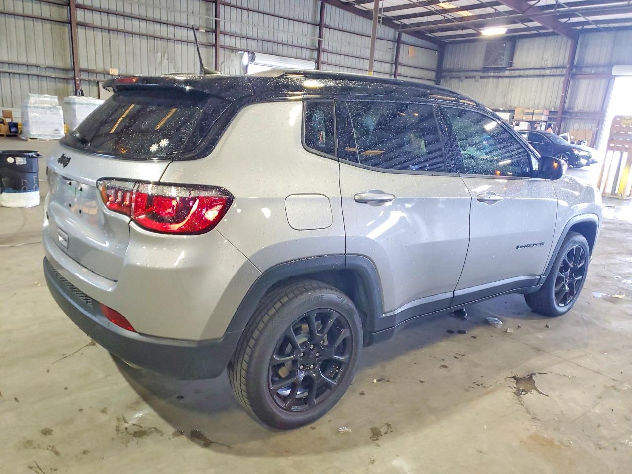 2022 Jeep Compass Latitude - Image 3
