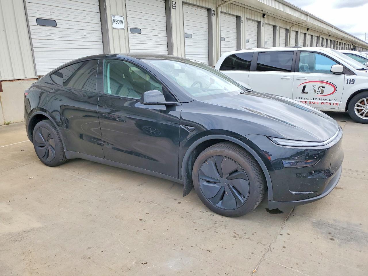 2026 Tesla Model Y - Фото 4