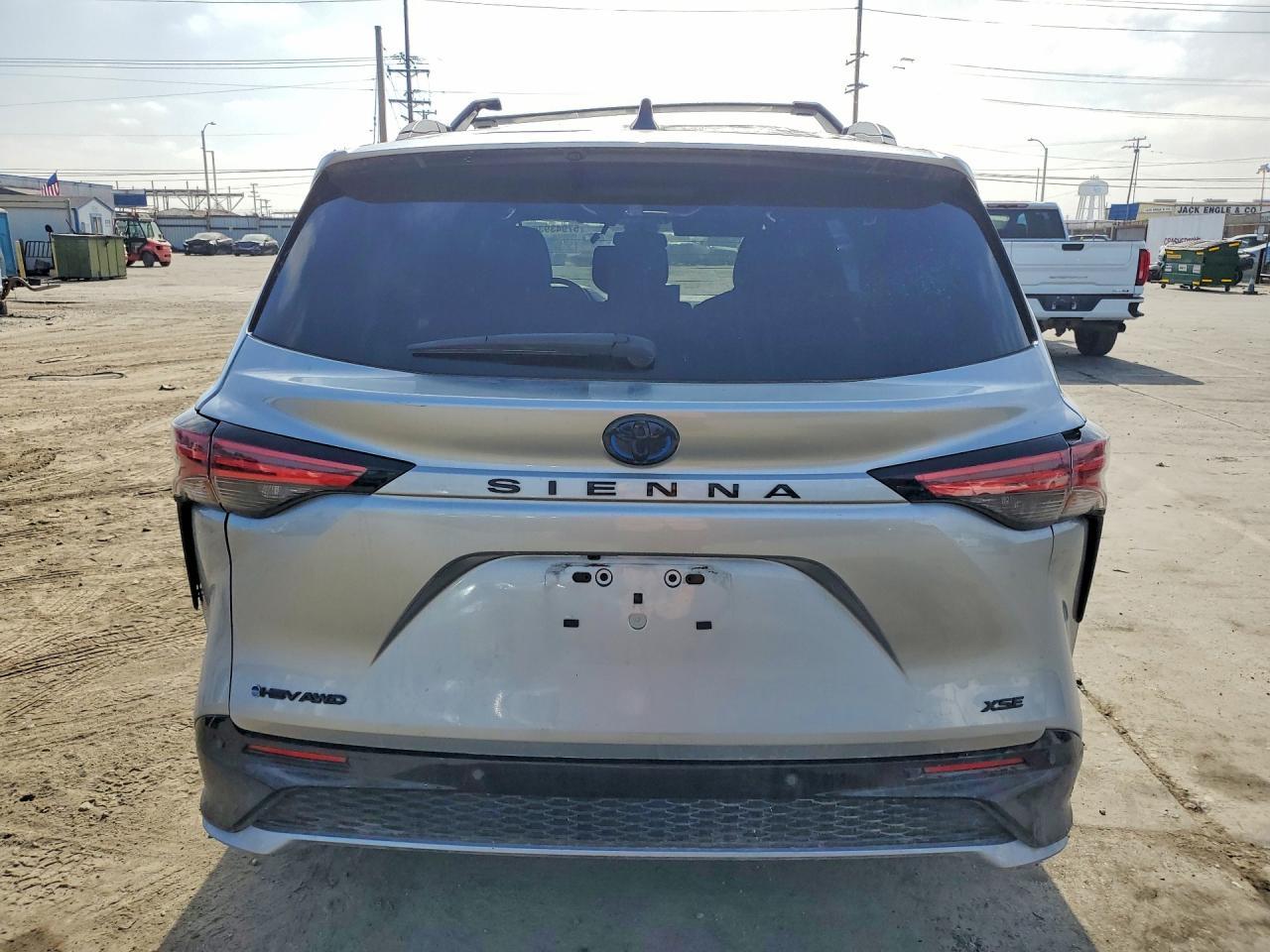 2025 Toyota Sienna Xse - Фото 6