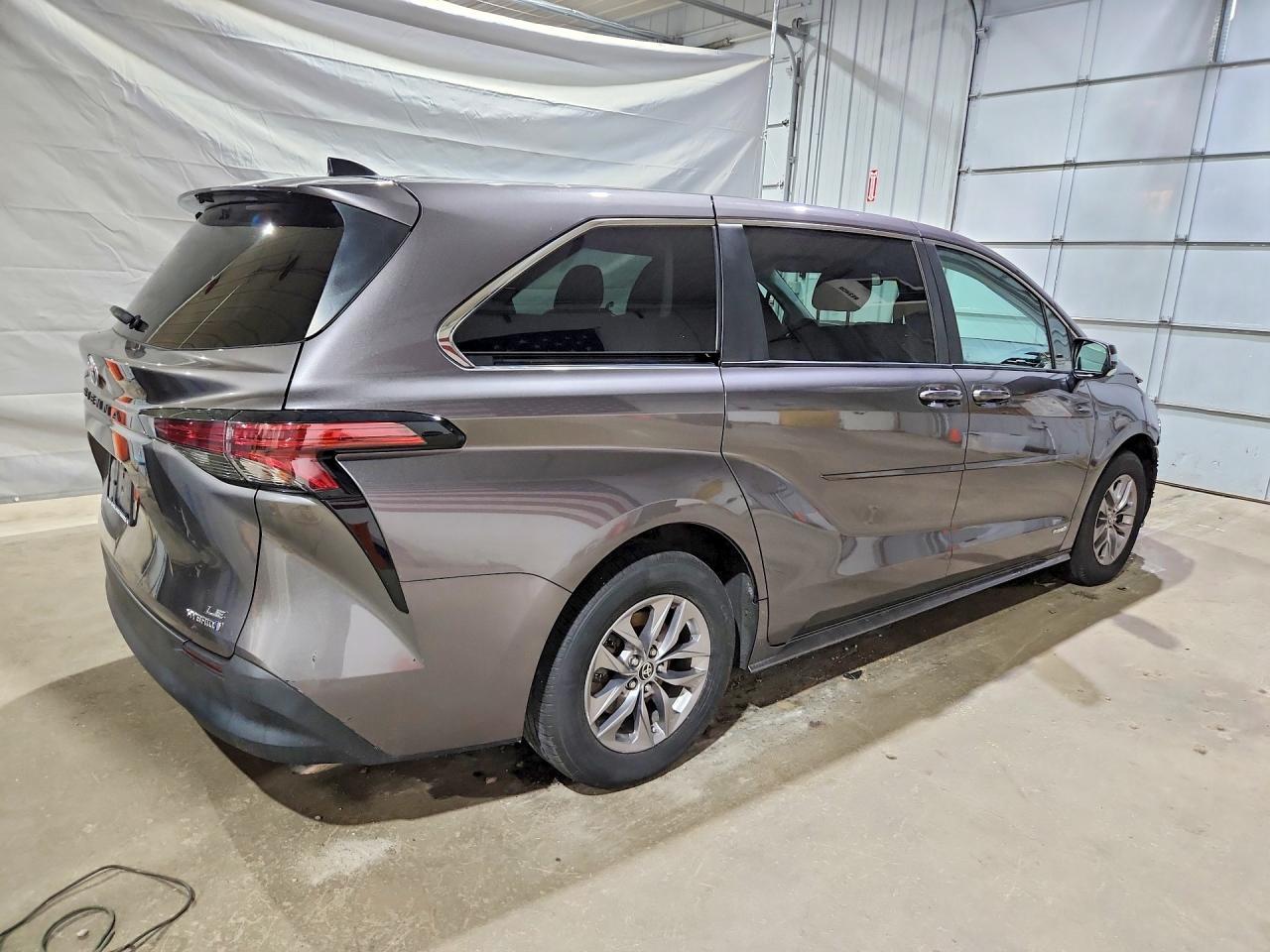 2021 Toyota Sienna Le - Image 3