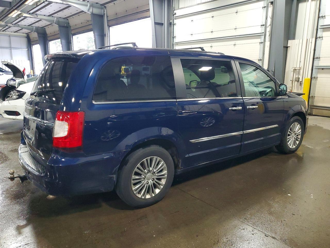 2013 Chrysler Town & Country Touring L - Фото 3