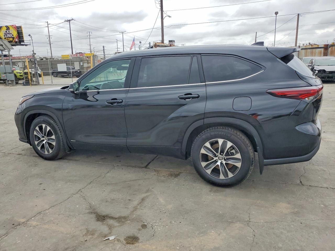 2025 Toyota Highlander Hybrid Xle - Image 2