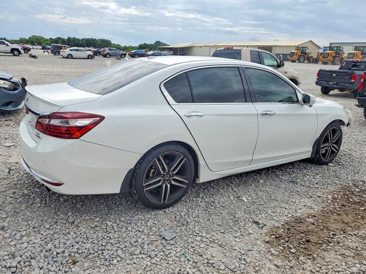 2016 Honda Accord Touring - Image 3