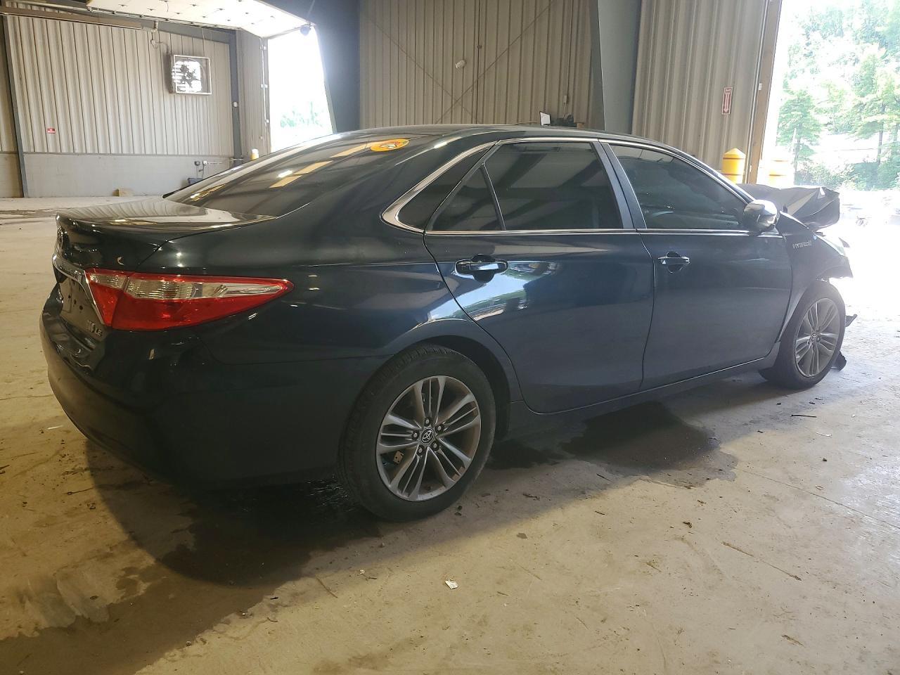 2017 Toyota Camry Hybrid Le - Image 3