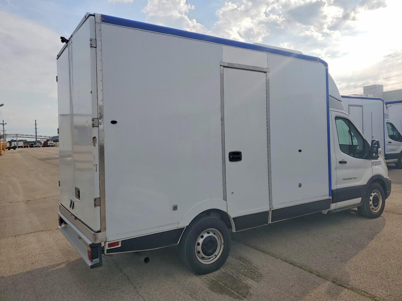 2020 Ford Transit Delivery Truck - Фото 3