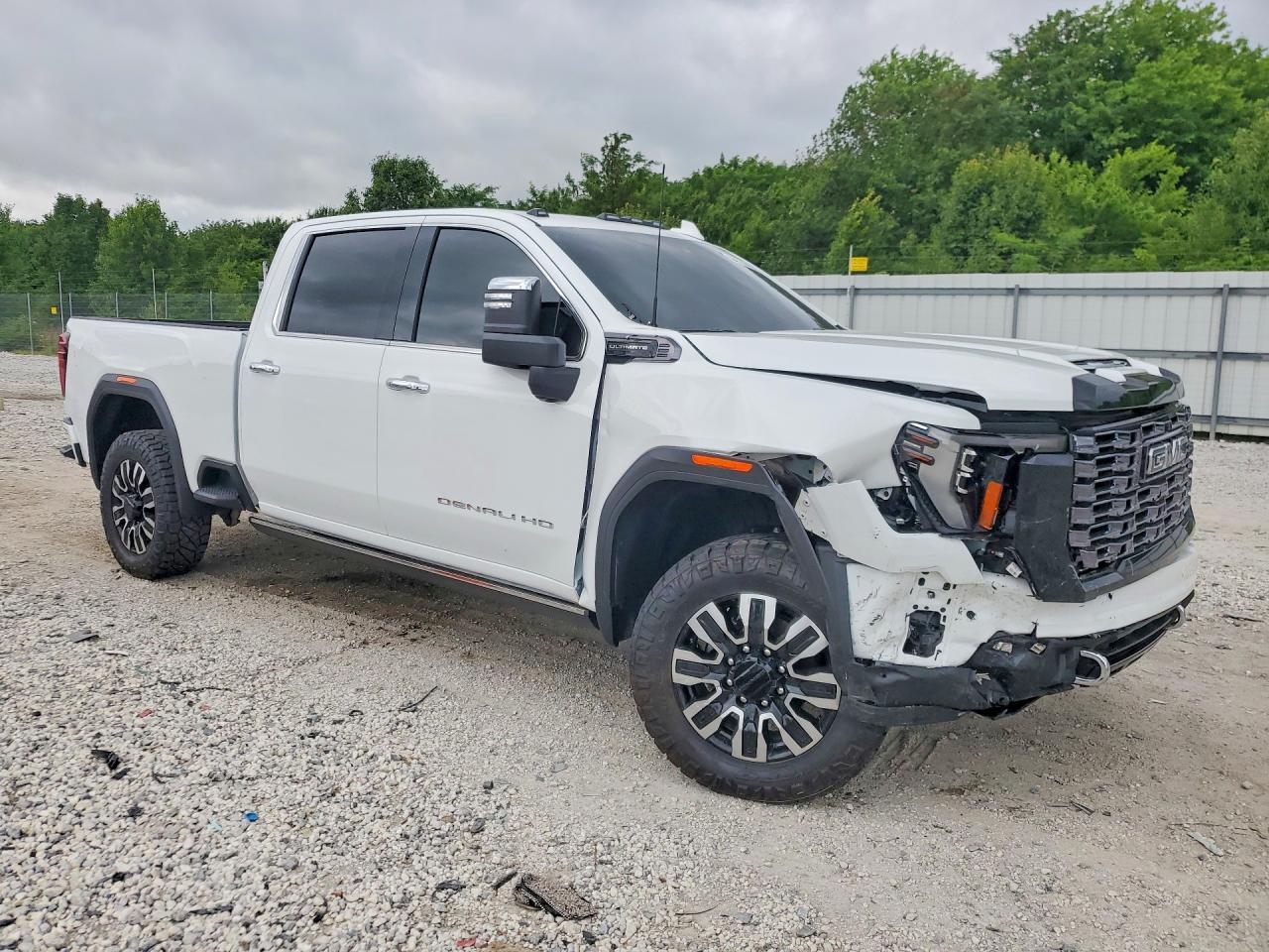 2025 GMC Sierra K2500 Denali Ultimate - Image 4