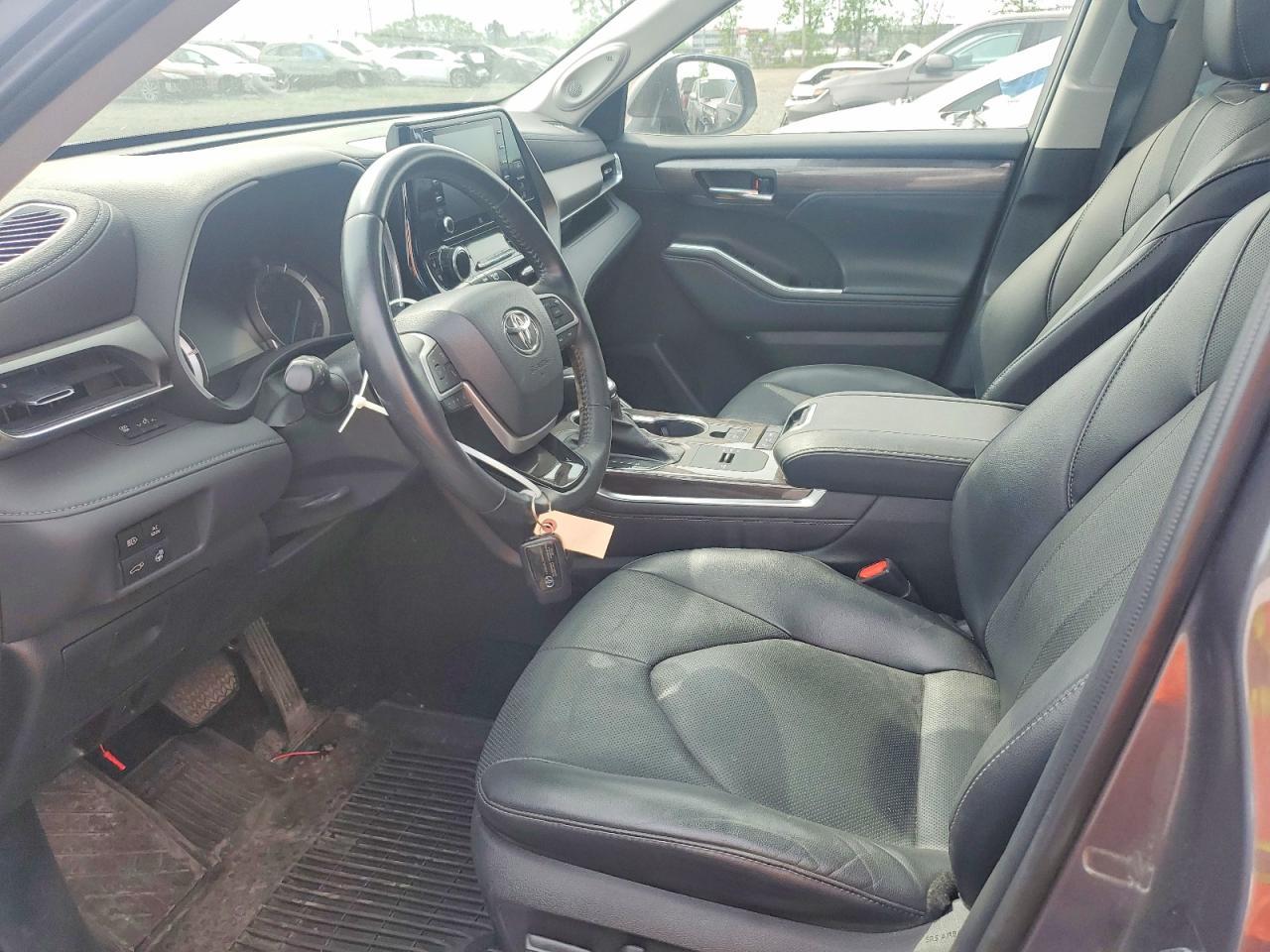 2022 Toyota Highlander Hybrid Limited - Image 7