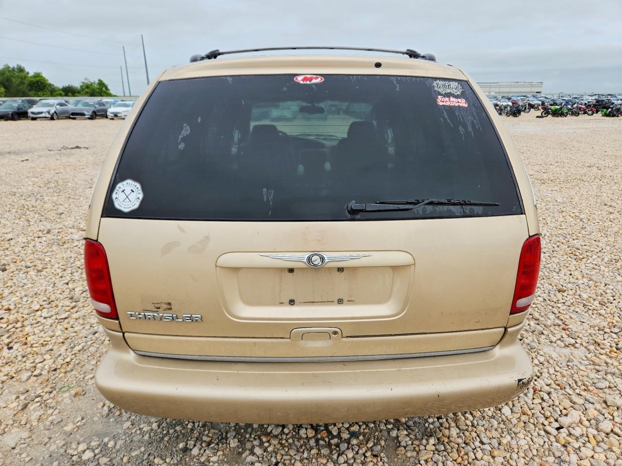 1998 Chrysler Town And Country - Image 6