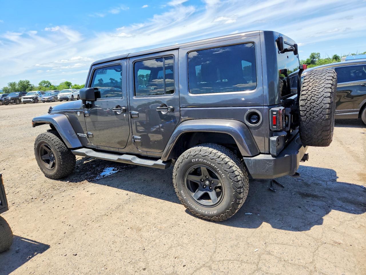 2014 Jeep Wrangler Unlimited Sahara - Image 2