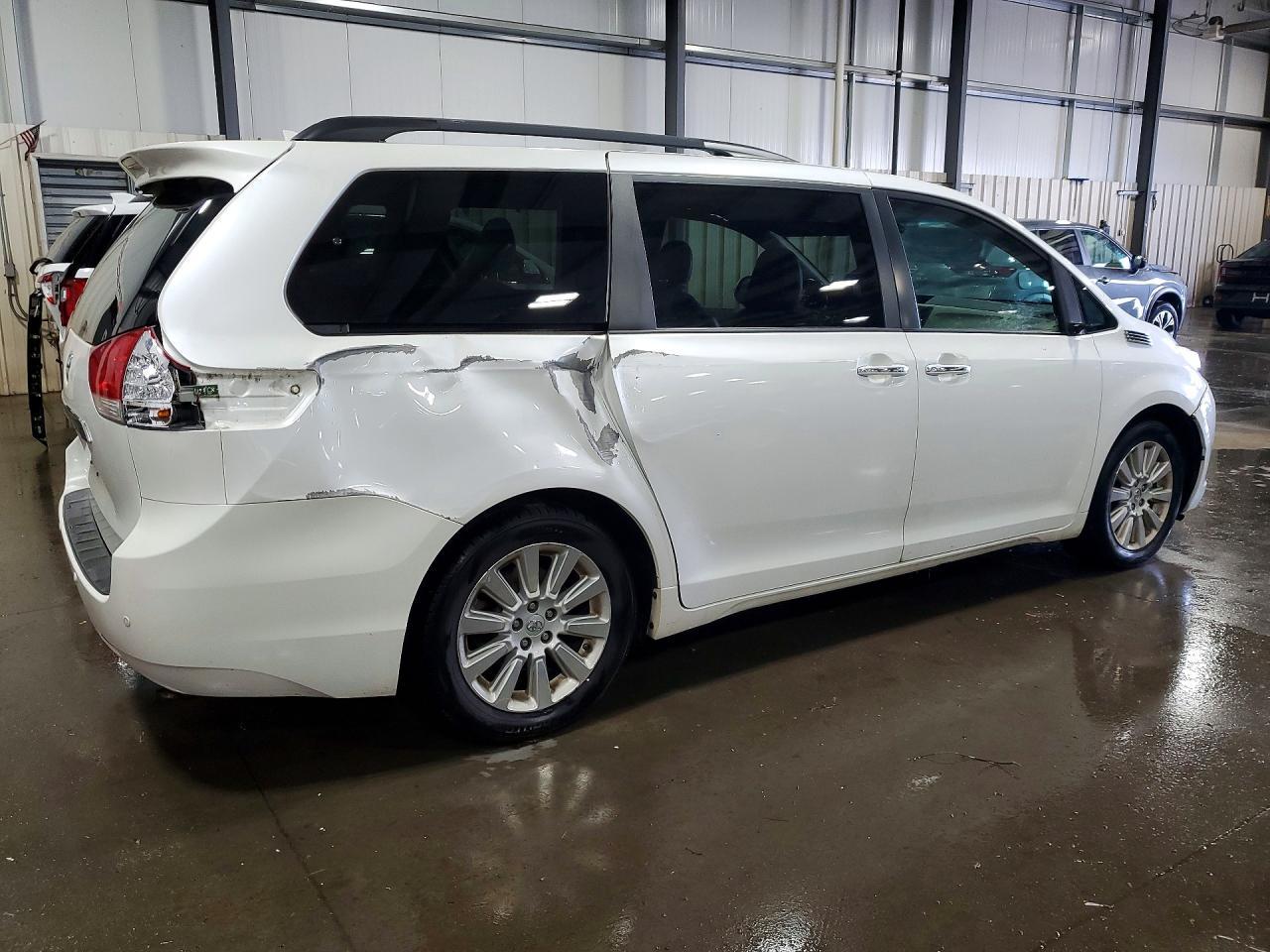 2013 Toyota Sienna Limited 7-Passenger - Image 3