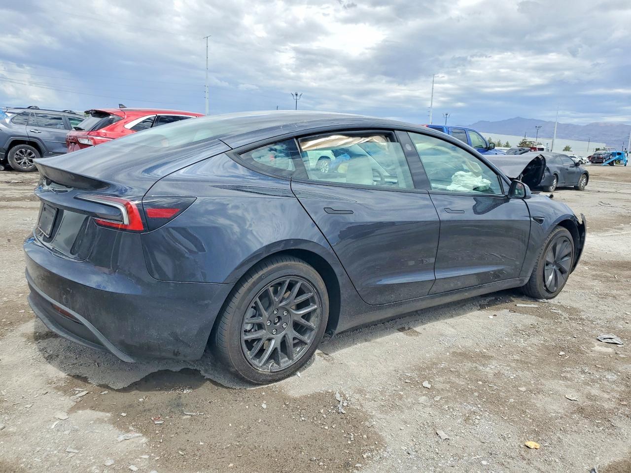 2026 Tesla Model 3 - Фото 3