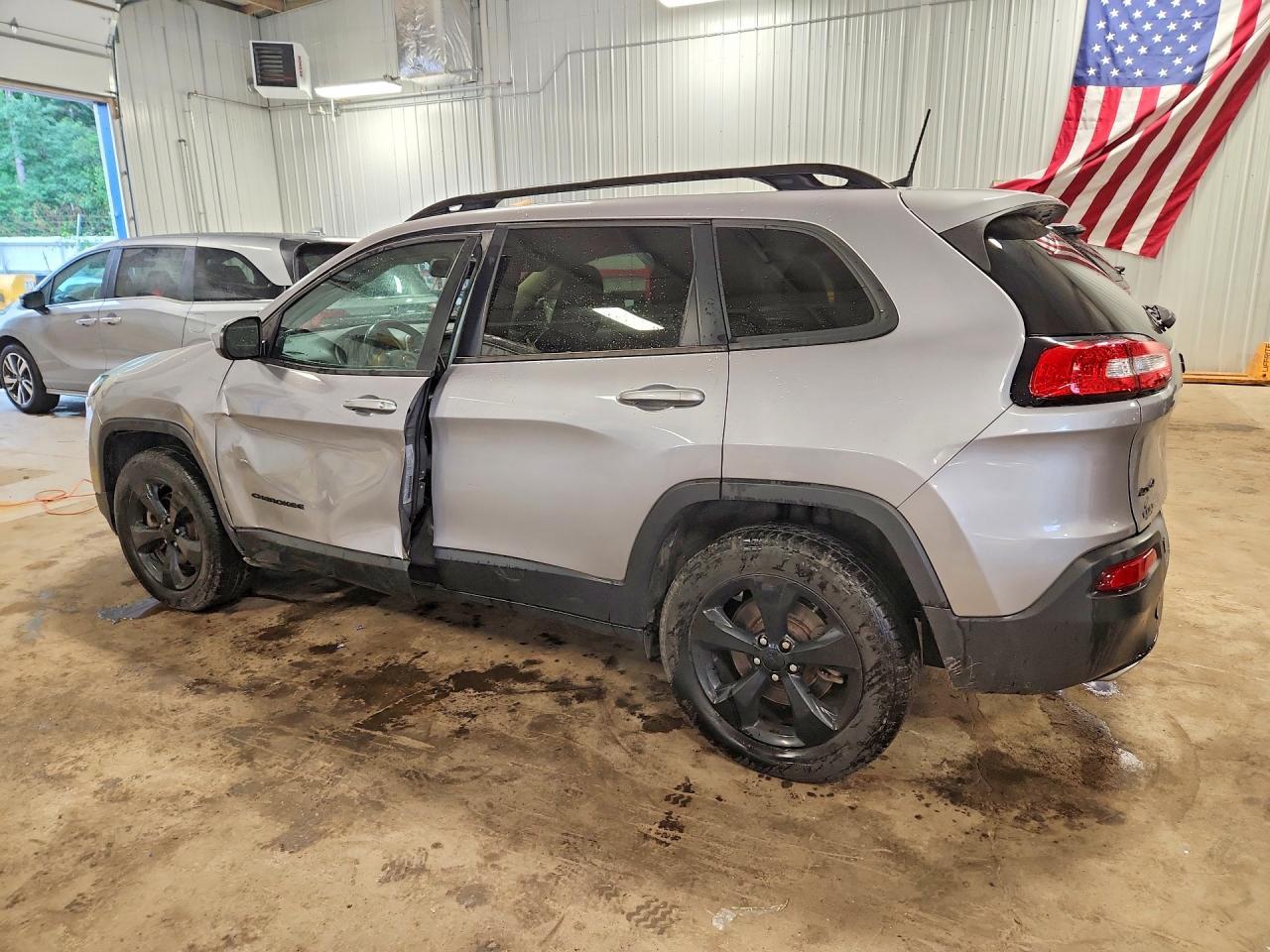 2018 Jeep Cherokee Latitude - Image 2