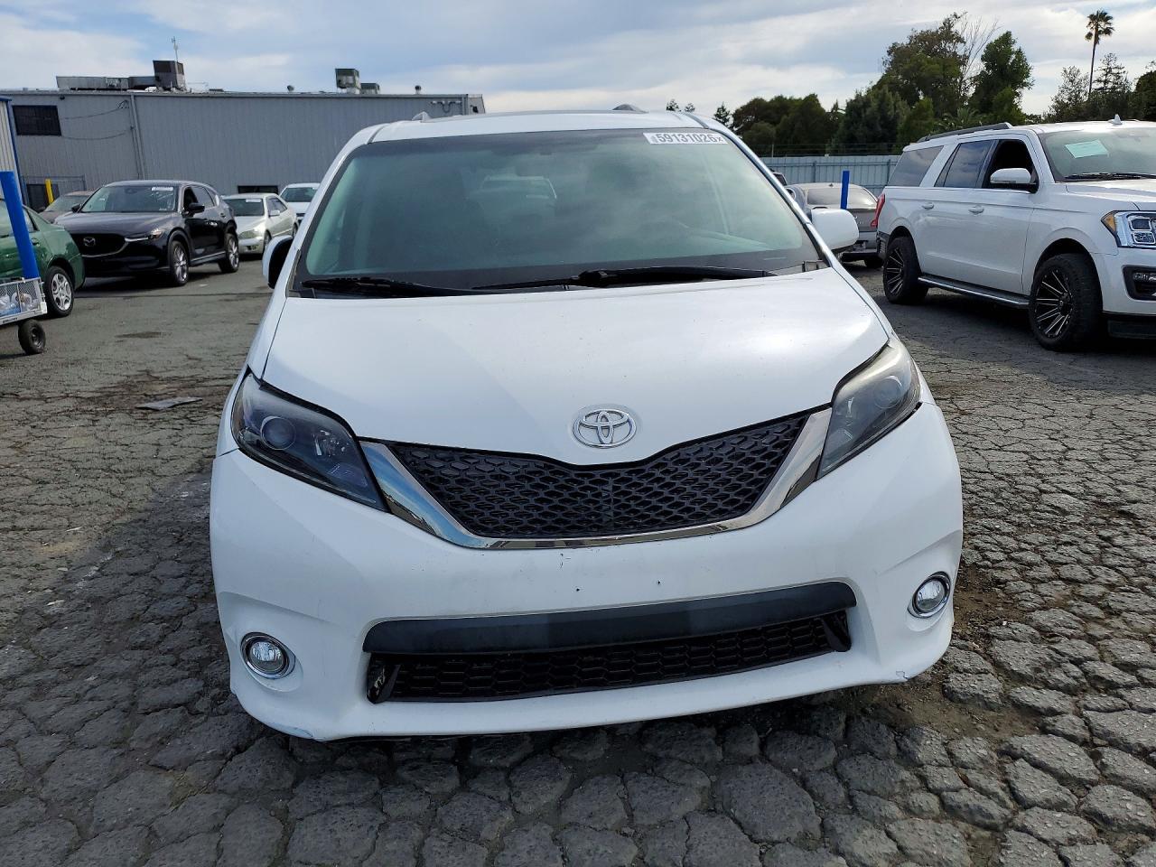 2016 Toyota Sienna Se - Фото 5