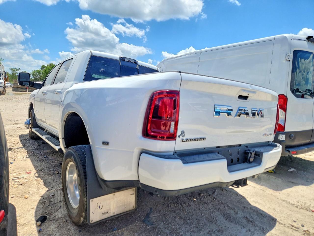 2025 Ram 3500 Laramie - Фото 2