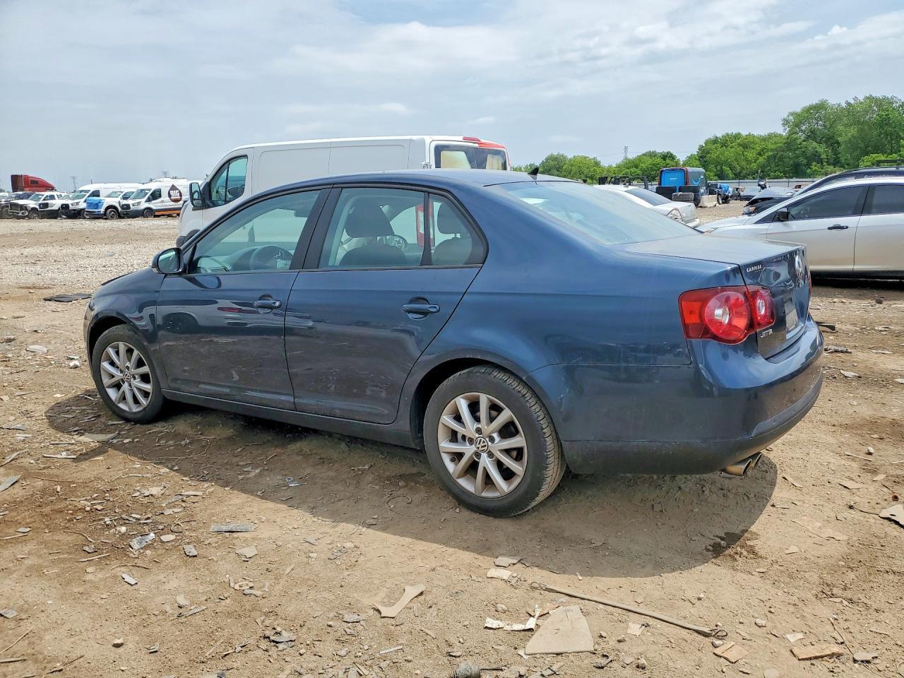 2010 Volkswagen Jetta Limited - Фото 2
