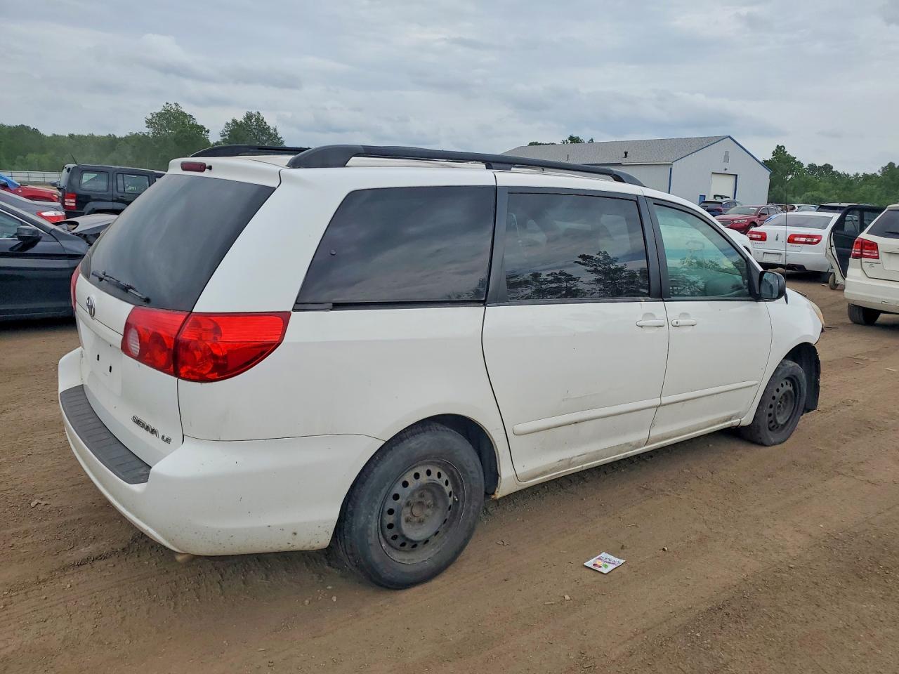 2010 Toyota Sienna Le 8-Passenger - Image 3