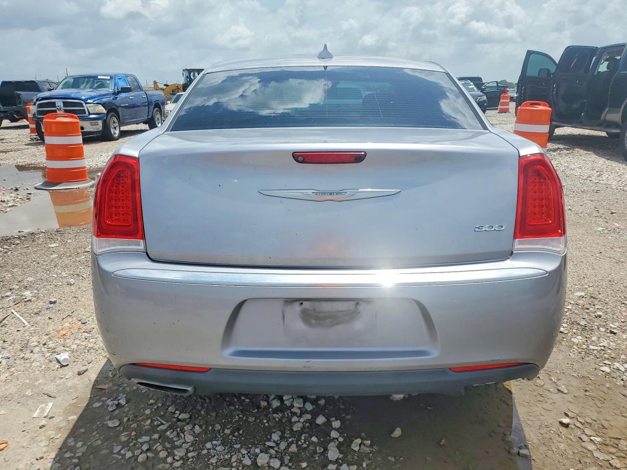 2017 Chrysler 300 Limited - Фото 6
