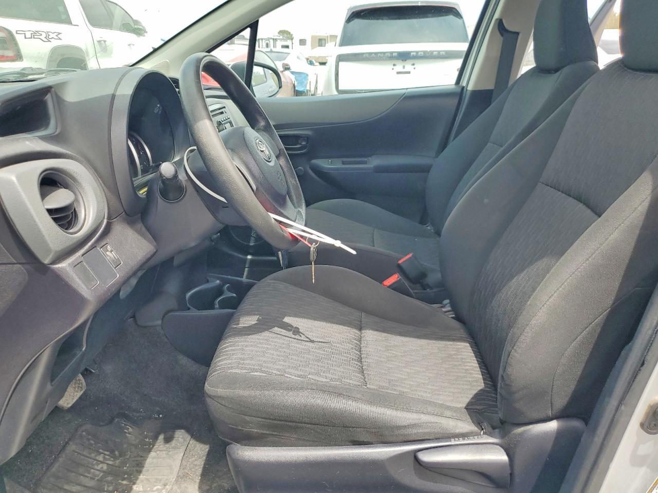 2014 Toyota Yaris 5-Door L Fleet - Фото 7