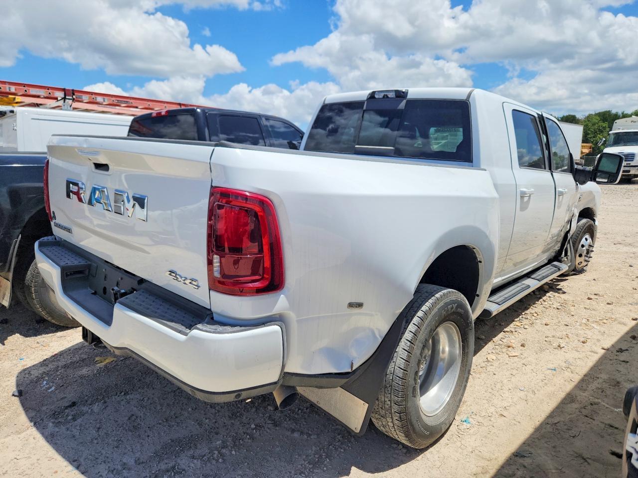 2025 Ram 3500 Laramie - Фото 3