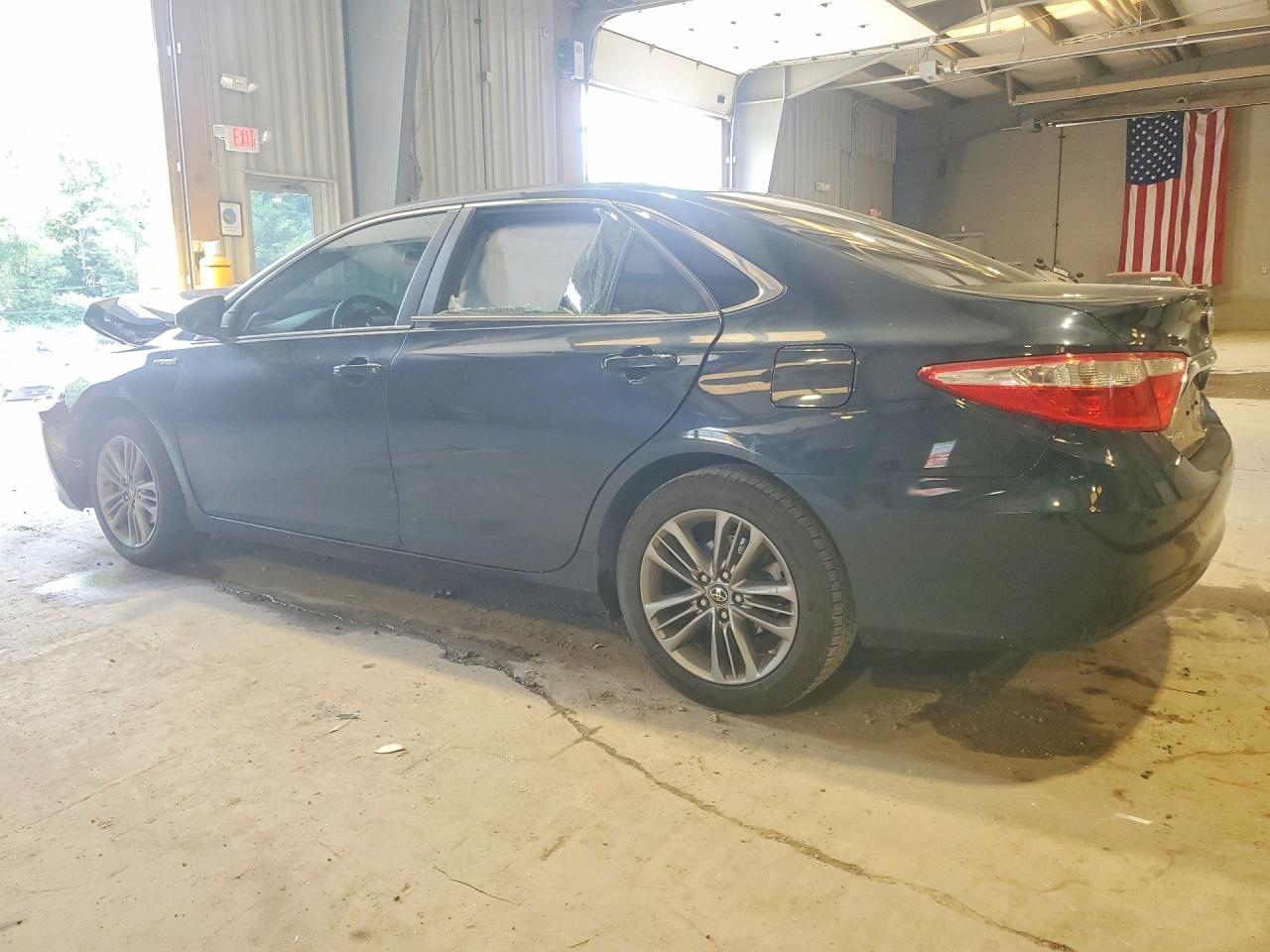 2017 Toyota Camry Hybrid Le - Image 2