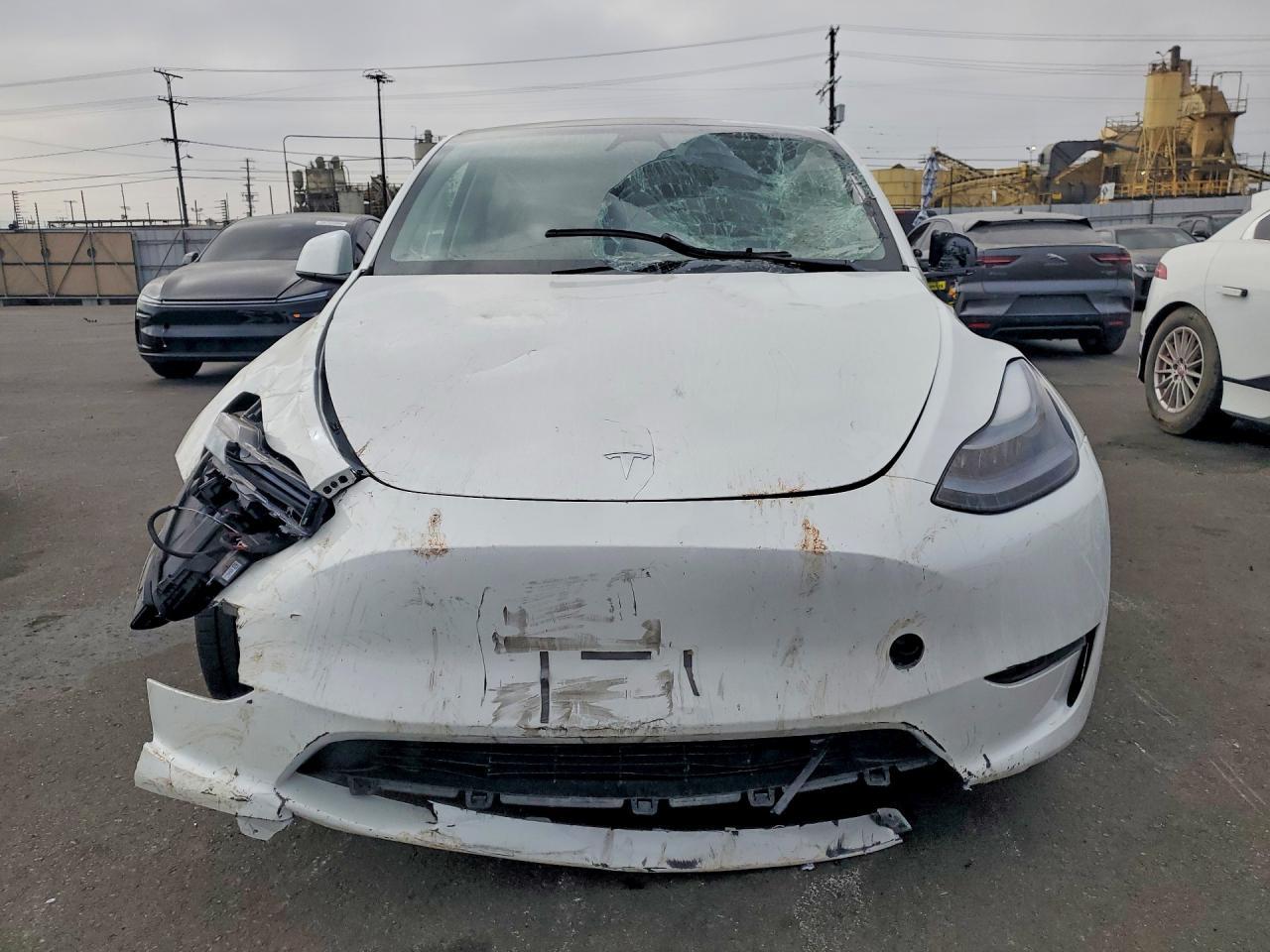 2025 Tesla Model Y - Фото 5