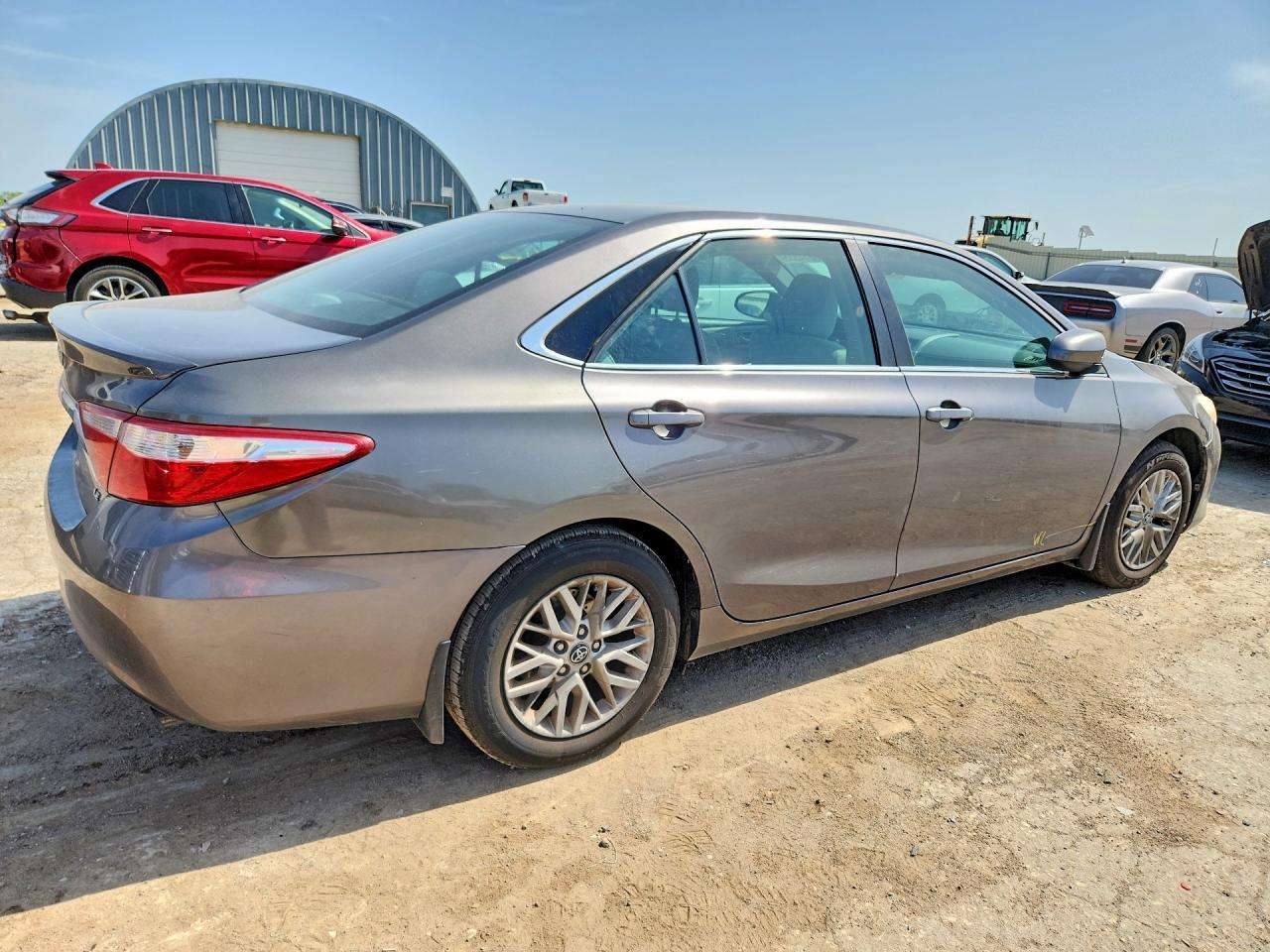 2017 Toyota Camry Le - Фото 3