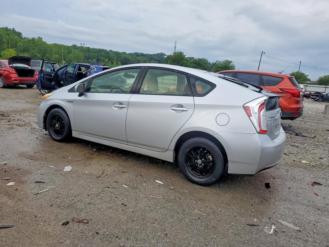 2013 Toyota Prius Two - Фото 2