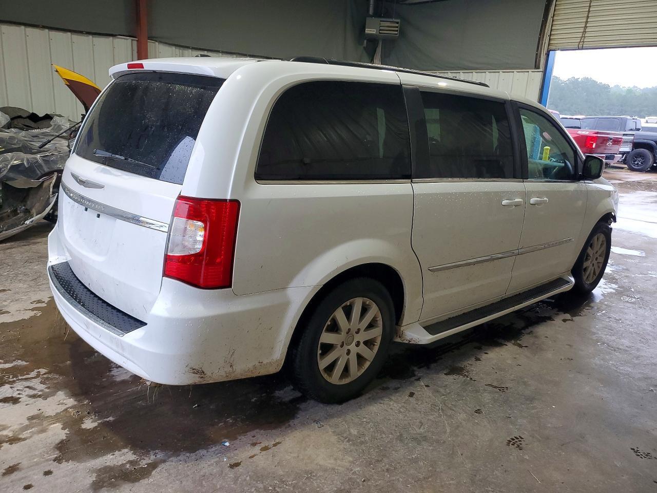 2016 Chrysler Town & Country Touring - Фото 3