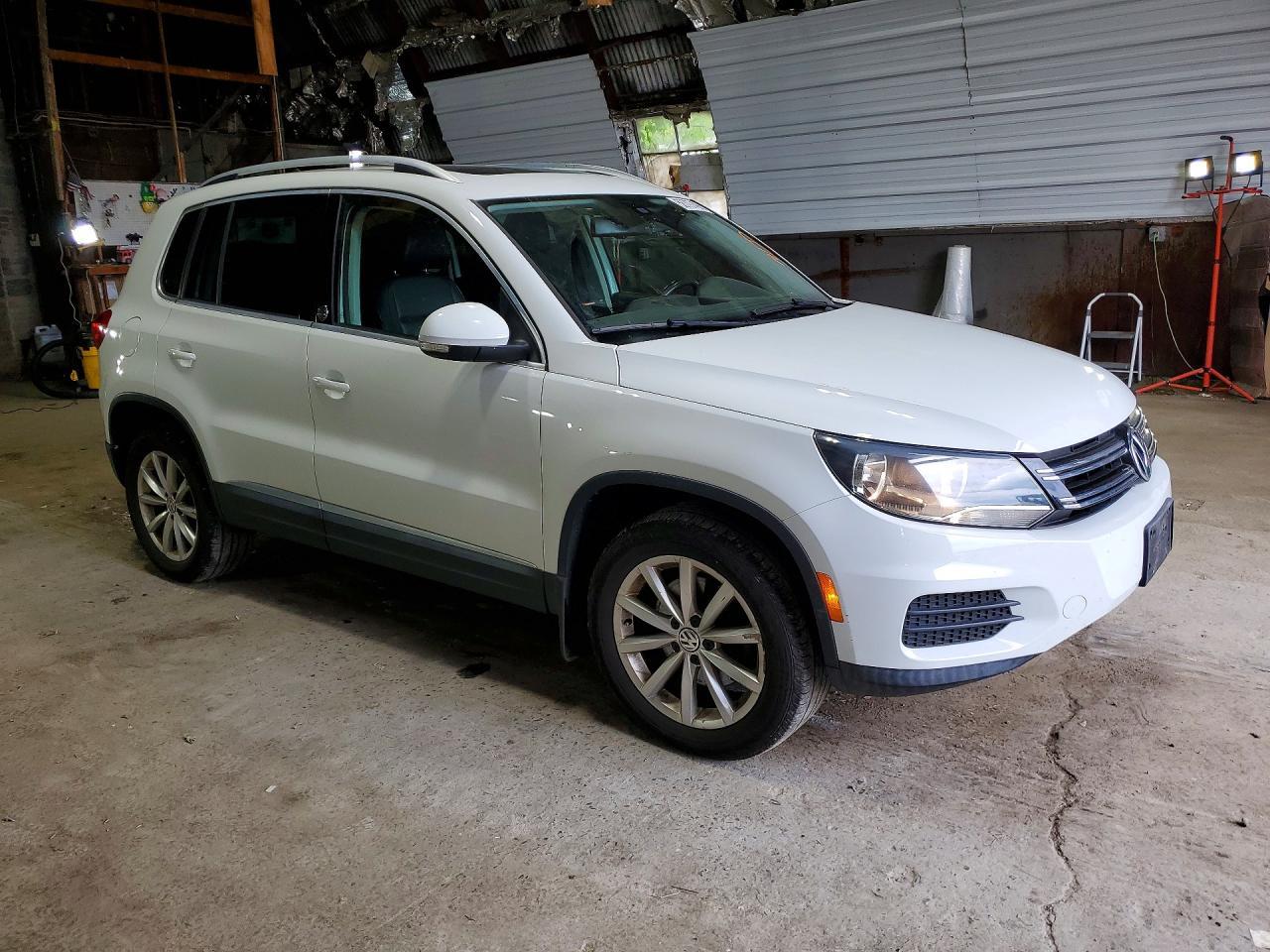 2017 Volkswagen Tiguan Wolfsburg - Image 4
