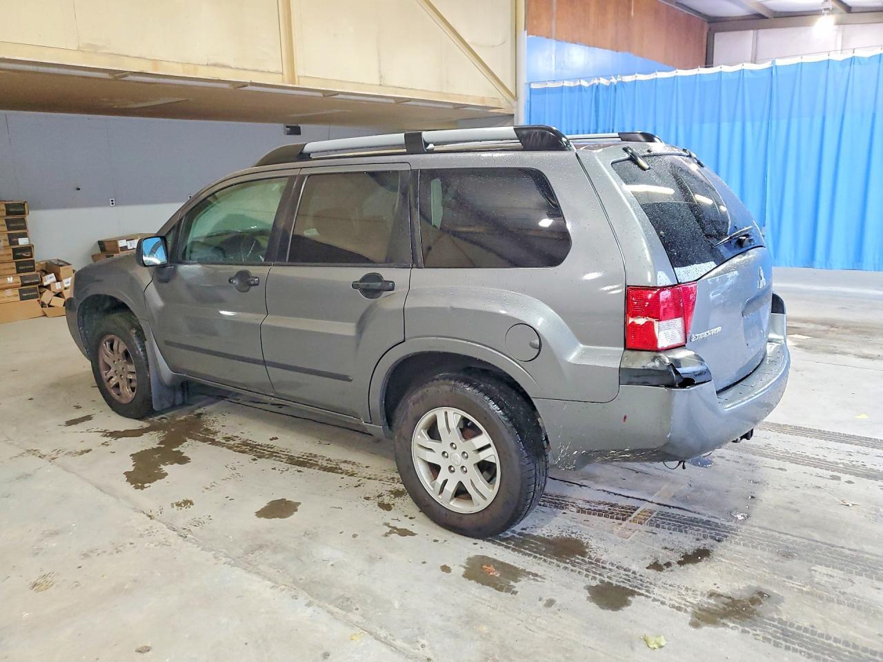 2005 Mitsubishi Endeavor Ls - Image 2