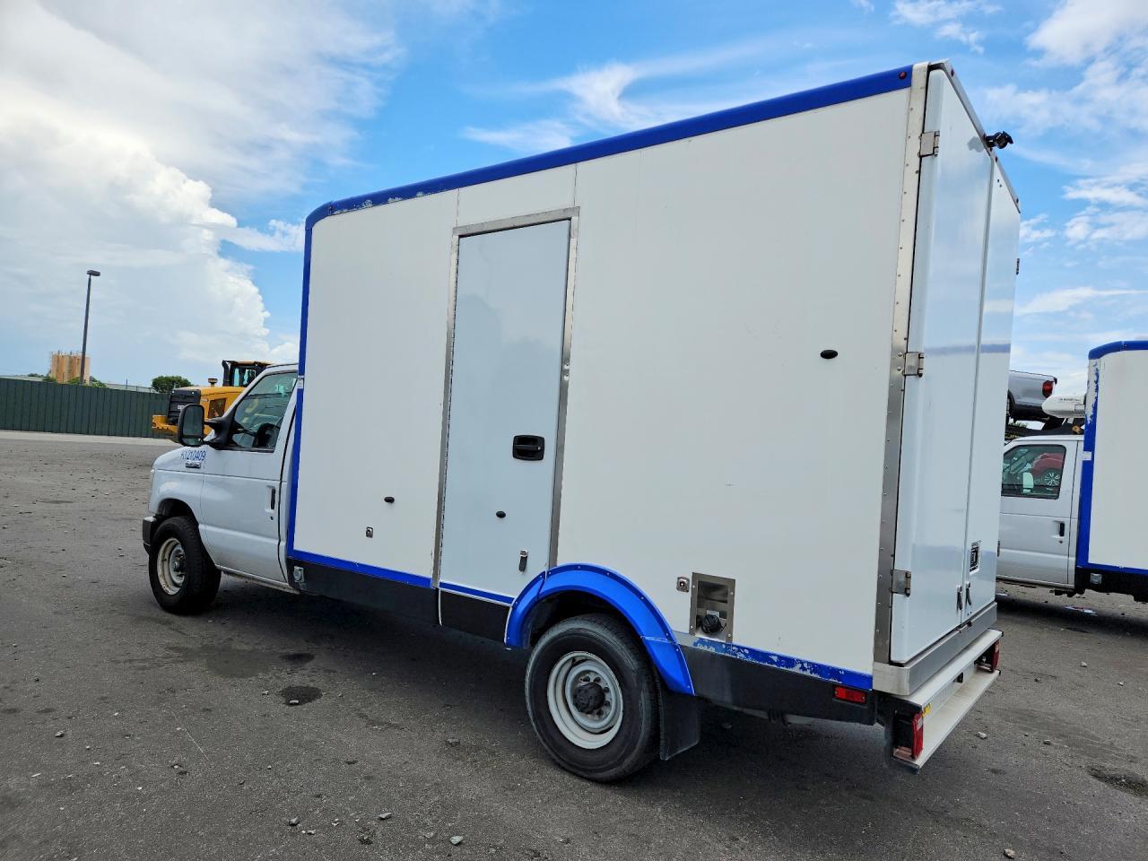 2023 Ford E350 - Refrigerated Box Truck - Фото 2