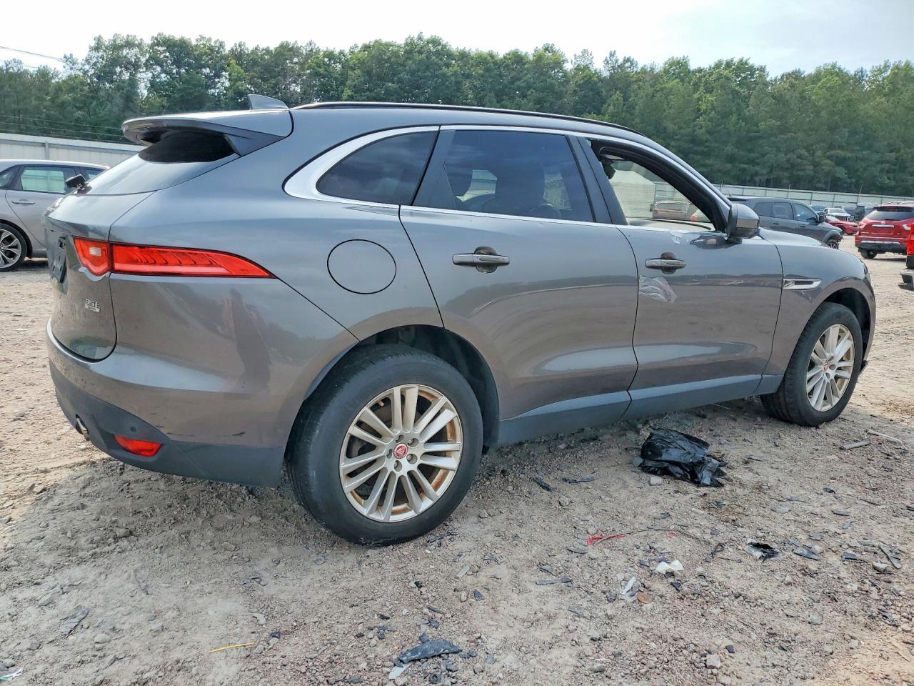 2017 Jaguar F-Pace Prestige - Image 3